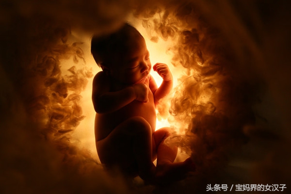 孕中期每天喝多少水羊水才不会少,孕中期为啥羊水会破