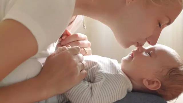 传疯了！只因家人一个习惯性的动作，1岁宝宝从头到脚染满病毒！