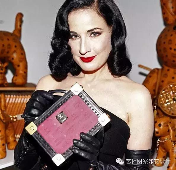 mcm铆钉链条包的铆钉是什么材质的,mcm粉色牛皮包