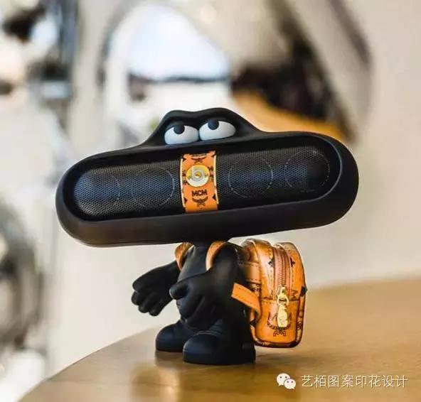 mcm铆钉链条包的铆钉是什么材质的,mcm粉色牛皮包