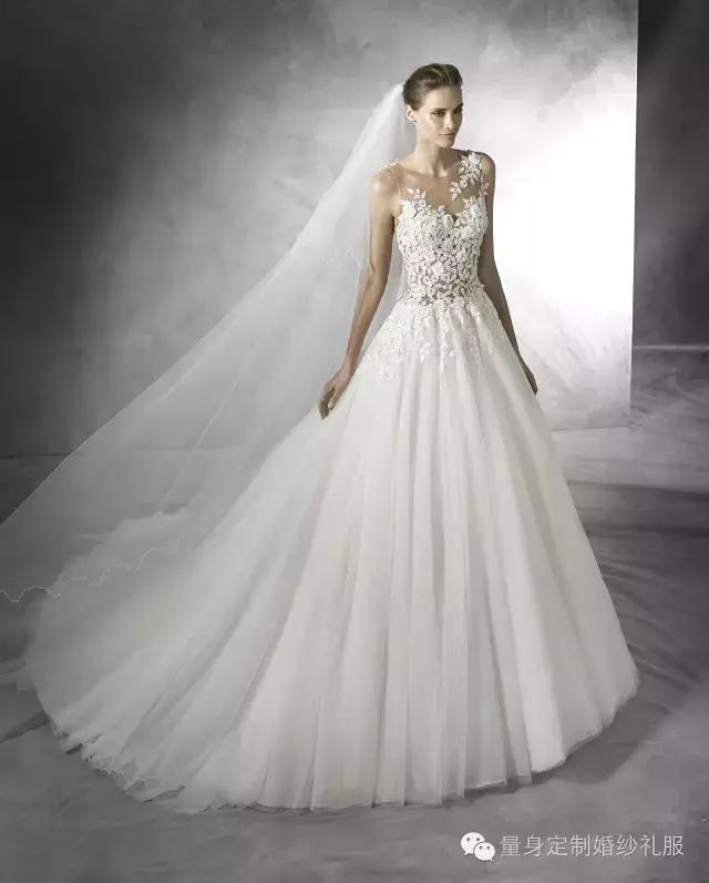 女王霸气长拖尾婚纱,艾莎女王学生拖尾礼服