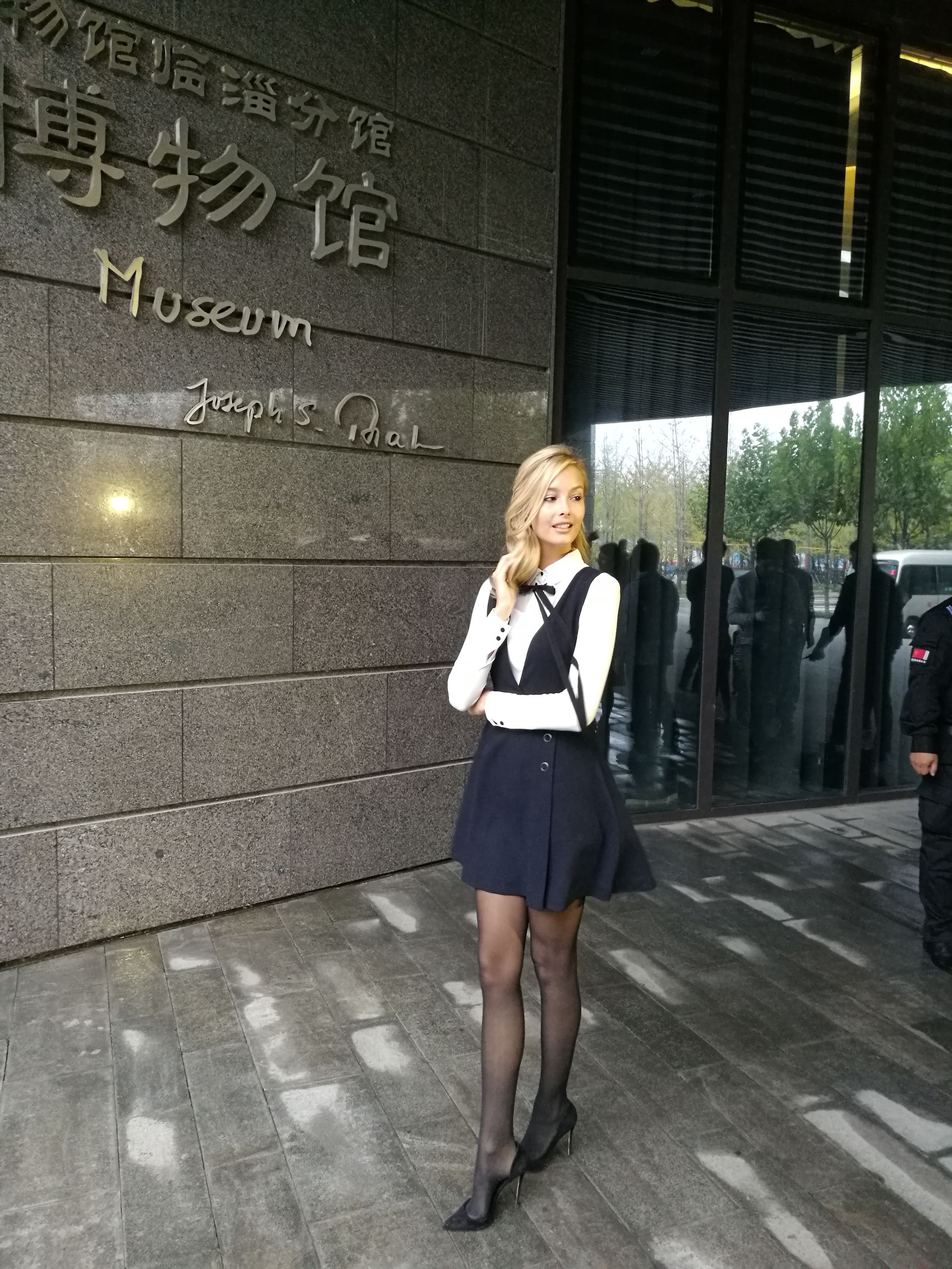 美艳！鲁能外援佩莱女友瓦尔加参观淄博足球博物馆！