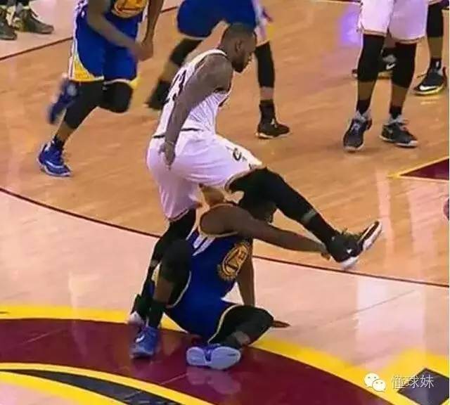 踢蛋踢丢了冠军，格林还死性不改？他可能真的只是控制不住自己