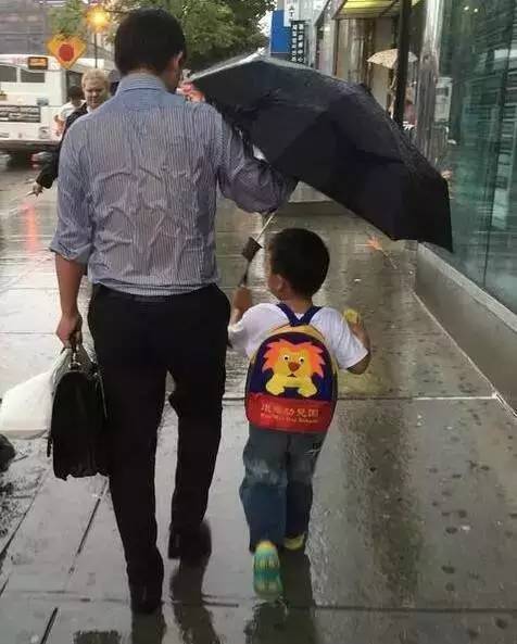 奶奶给孙子打伞抖音视频,奶奶给孙子打伞的视频