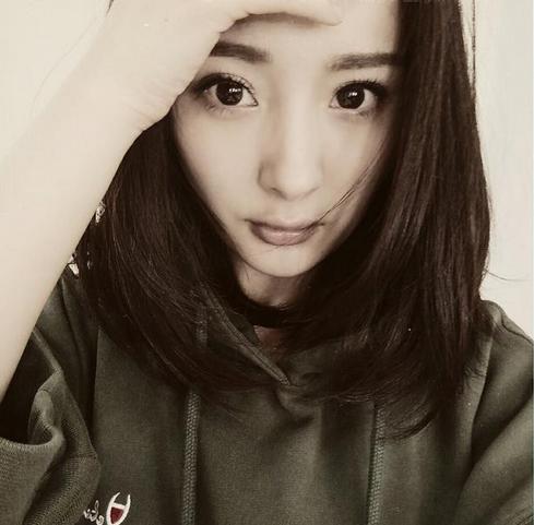 杨幂假睫毛眼线,杨幂离开美颜后的样子