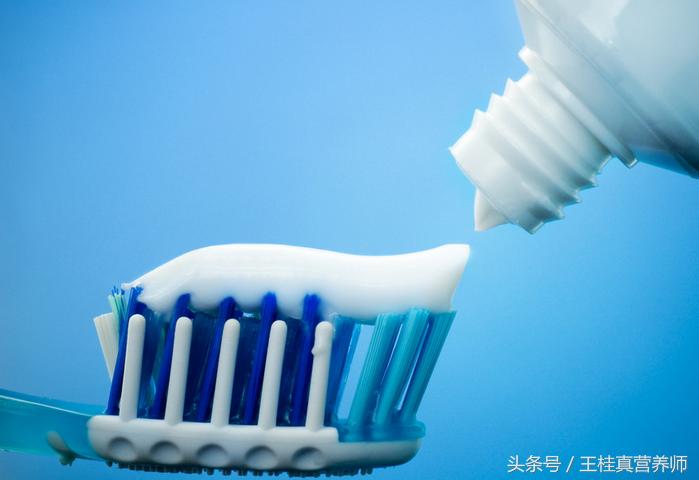 普通牙膏和美白牙膏有什么区别,舒适达牙膏好还是脱敏凝胶牙膏好