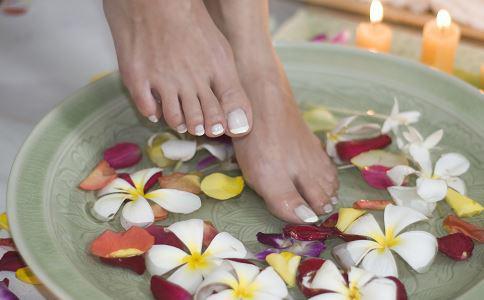 从泡脚出汗部位知健康状况,泡脚先出汗的位置有讲究吗