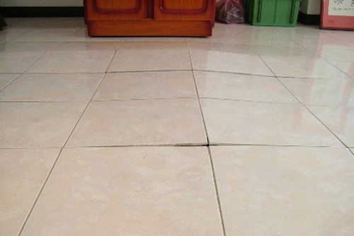 瓷砖上能直接铺大理石吗,瓷砖上面可以直接铺木地板吗