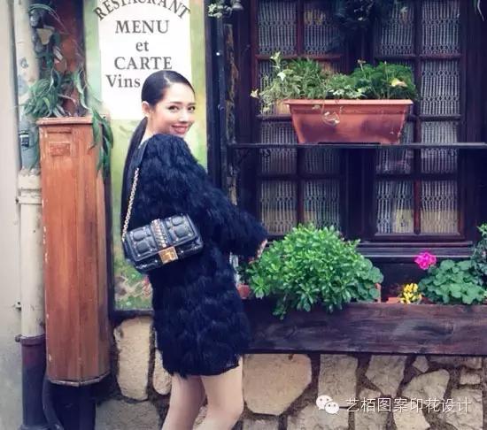 mcm铆钉链条包的铆钉是什么材质的,mcm粉色牛皮包