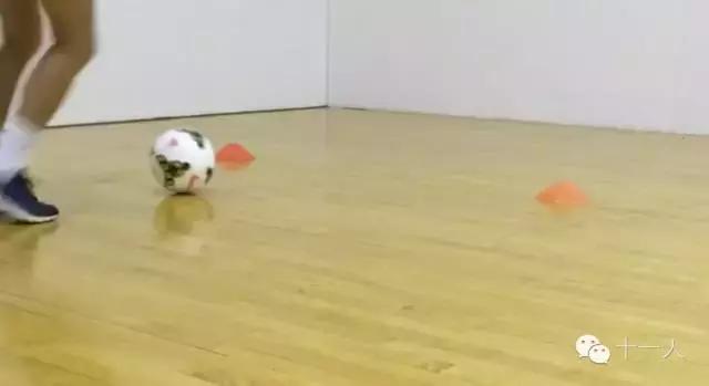 儿童在家练足球控球基本功,足球怎么控球才能又快又稳