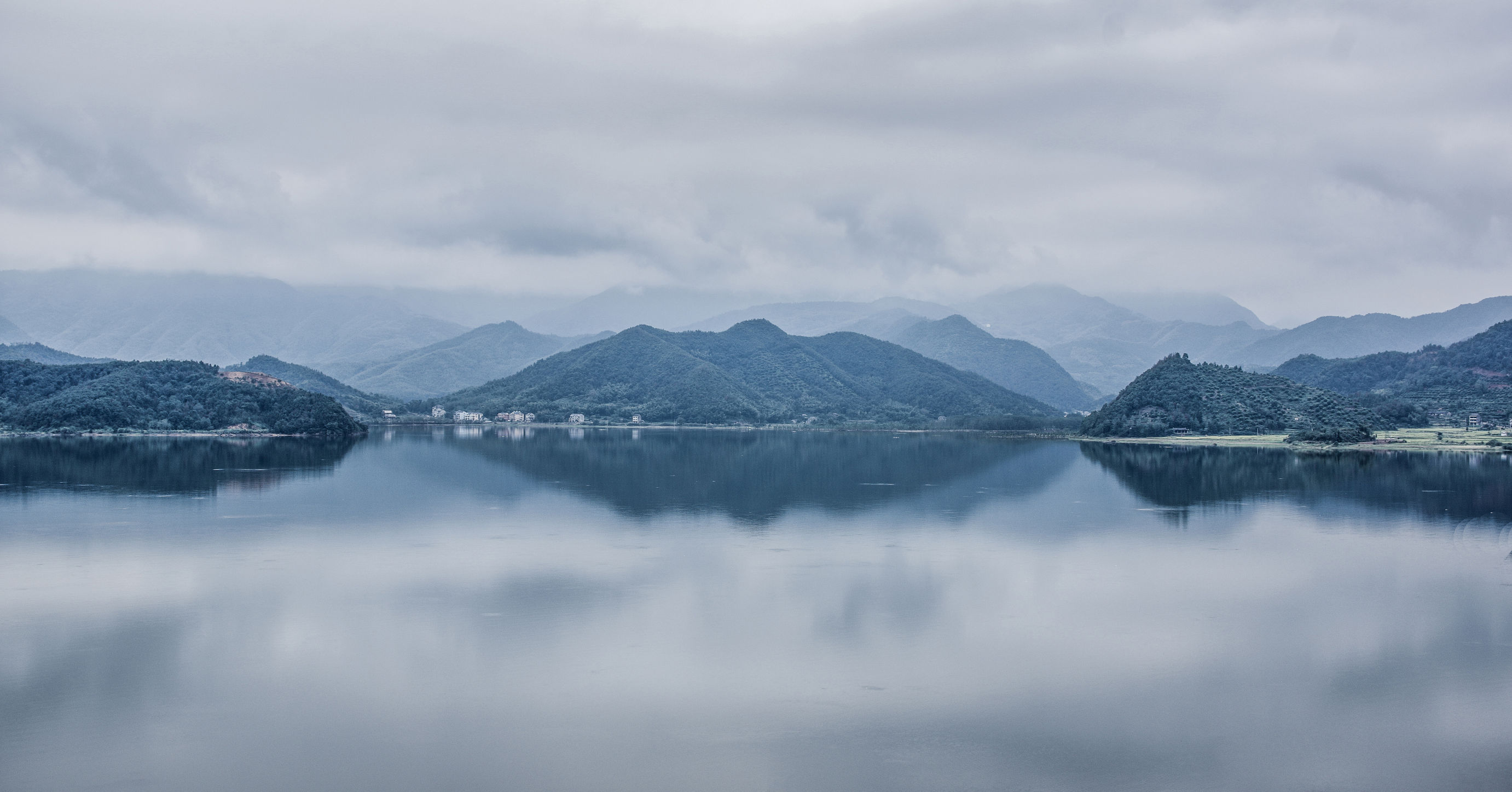 未婚夫求婚第二天外出，我待嫁4个月，却等来他与别人盛大婚礼