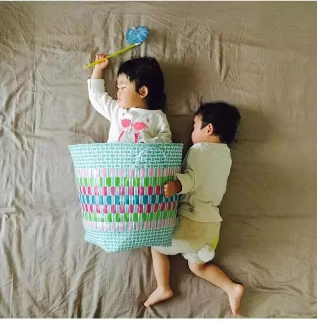 这个日本女人竟然对自己熟睡的孩子做出了这些......