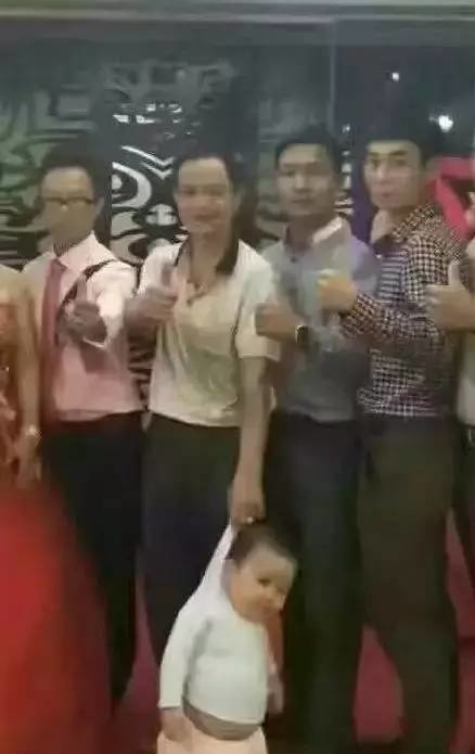 奶奶给孙子打伞抖音视频,奶奶给孙子打伞的视频