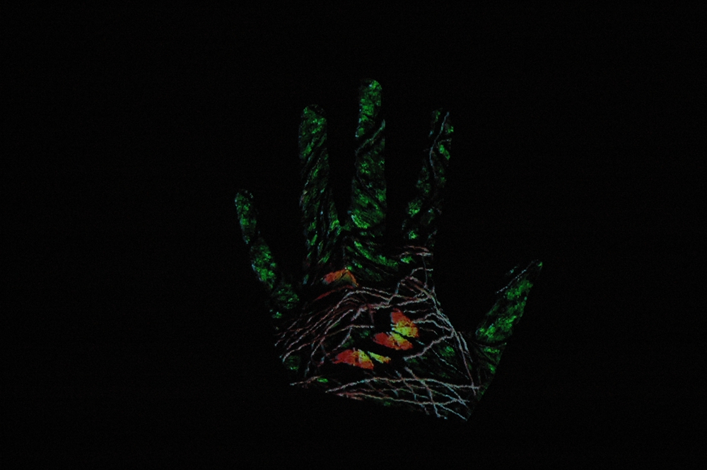 电视OUT啦！1000多快买个神画小媚在家看电影