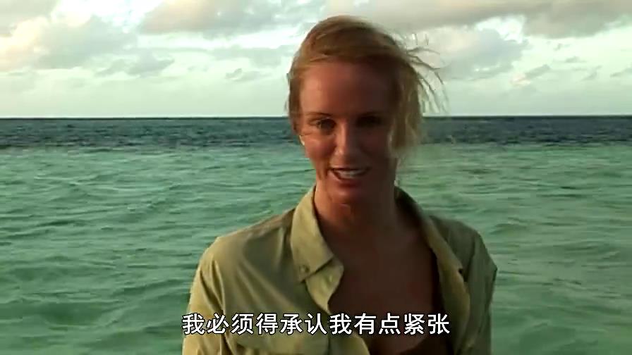 美女为了能在海中畅游，进行了恐怖的鲨鱼治疗法