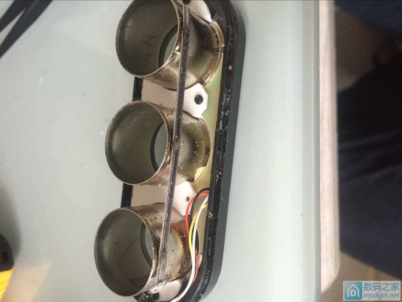 先科车充拆解,先科车载一拖三充电器维修