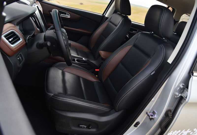 12.9寸大屏还带车载WIFI，这车4米7全系七座顶配才十万