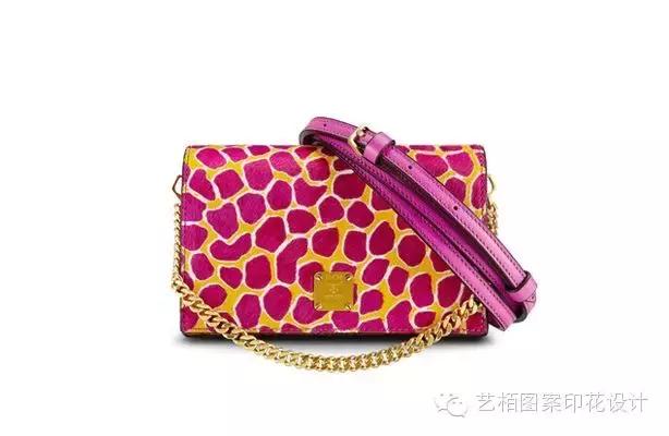 mcm铆钉链条包的铆钉是什么材质的,mcm粉色牛皮包