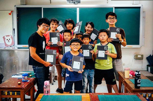 台湾的小学课本就跟绘本一样精致,现在的小学课本怎么变了