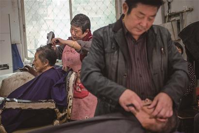 剃头匠“胖嬷嬷”带着老手艺坚持45年!