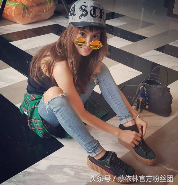 蔡依林红色丝绒运动鞋,蔡依林潮鞋