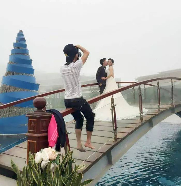 婚纱照俏皮可爱拍照姿势,摄影师给别人拍照的姿势