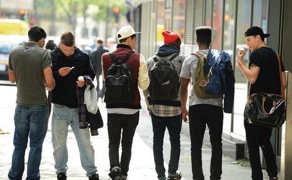 双肩包和斜挎包哪个更有范,双肩包单肩包胸包哪种实惠好背