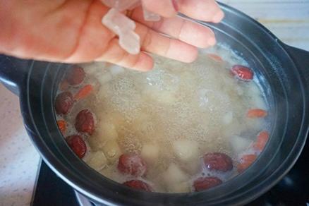 感冒嗓子疼喝点冰糖银耳雪梨羹润燥又养颜呦