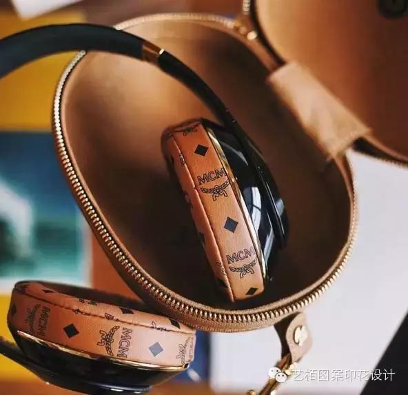 mcm铆钉链条包的铆钉是什么材质的,mcm粉色牛皮包