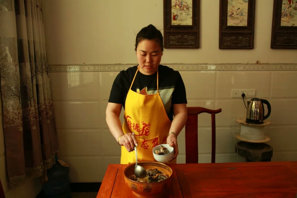 依托资源节约成本，养好鸡