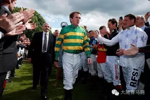 几乎摔断全身骨头、10颗牙齿、钢筋支撑背部，41岁仍驰骋赛场