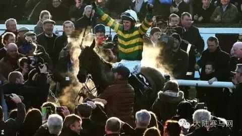 几乎摔断全身骨头、10颗牙齿、钢筋支撑背部，41岁仍驰骋赛场