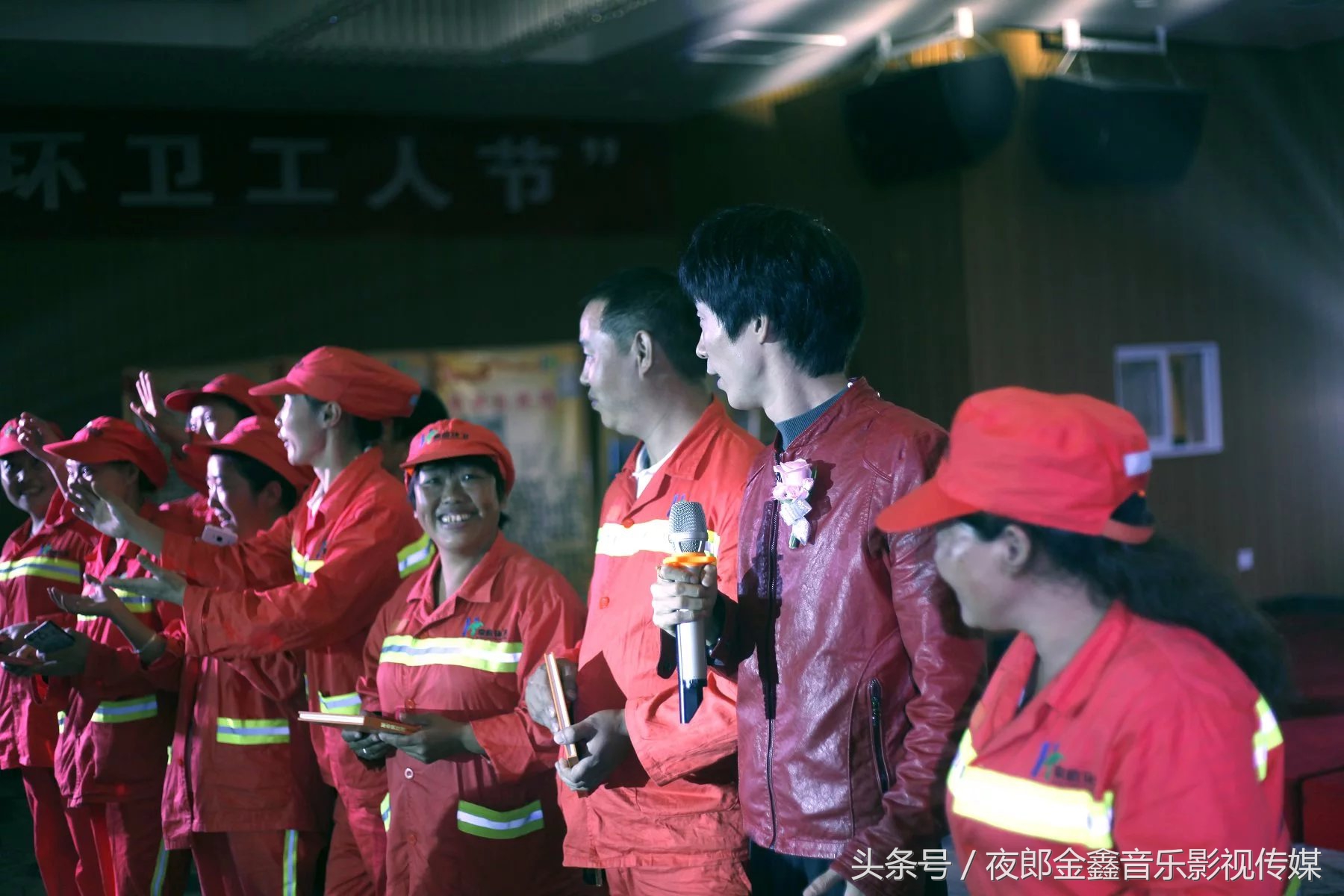 夜郎金鑫赞“城市黄玫瑰”义演环卫工人节