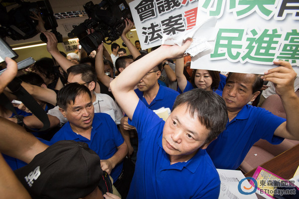 *进党民**的“野蛮游戏”,让昔日“战友”黄国昌哭红了脸