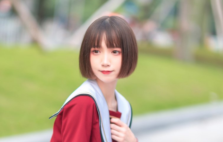 小说：美女在脱*袜丝**，小伙闯进去，气息就让美女红了脸