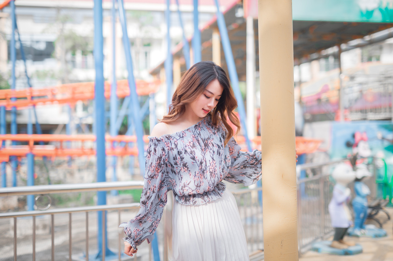 小说：她得到一个劲爆的消息，整天欺负她的后妈，背着她爸偷情了