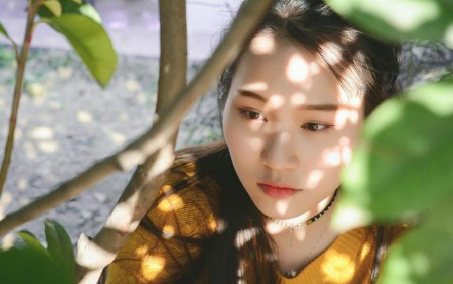 小说：新婚老公明明很穷，却能给她买得起限量版，她回家质问他