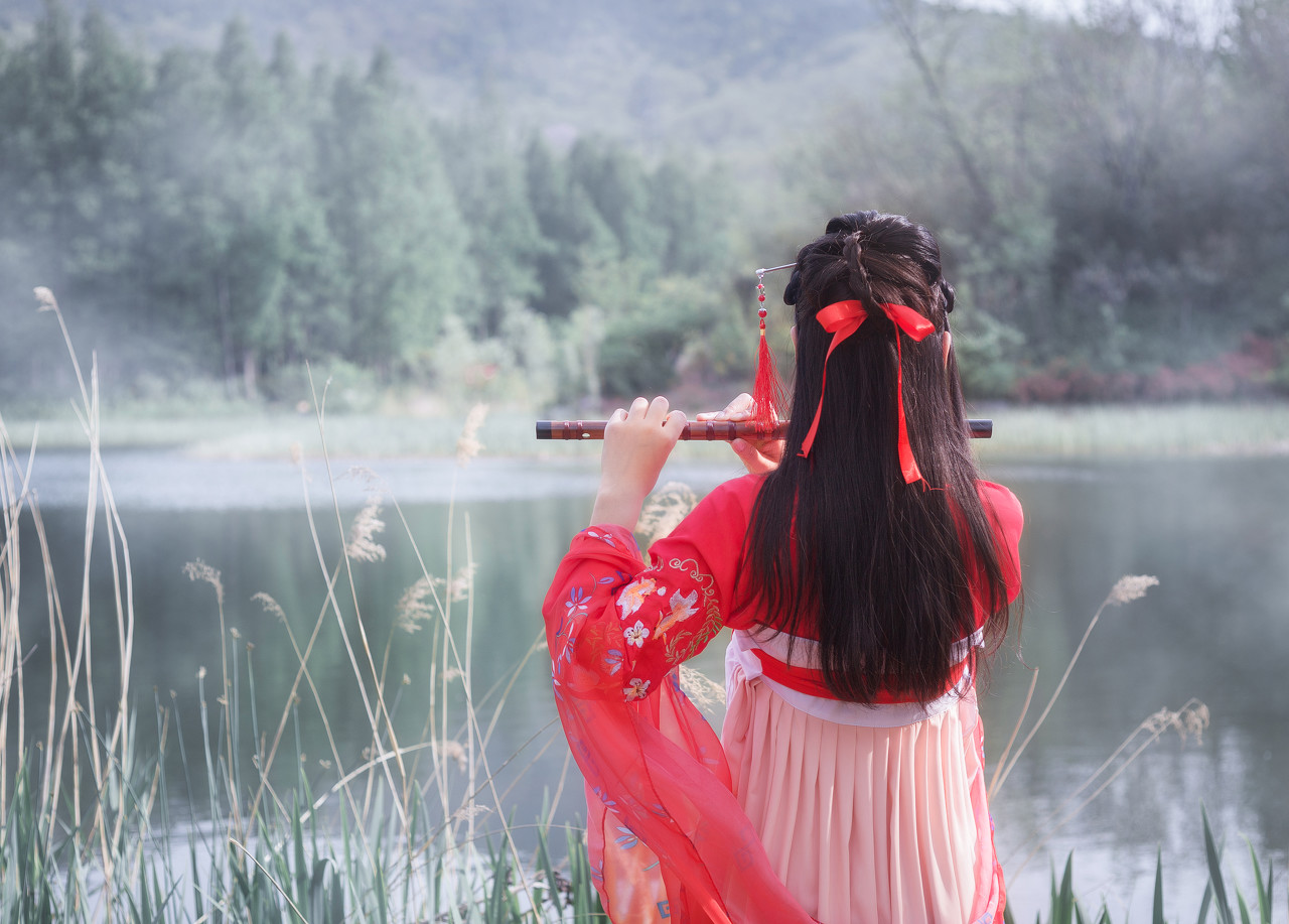 小说：他被跟踪数日，晚上刻意卖破绽诱其偷袭，来人竟是绝色美女