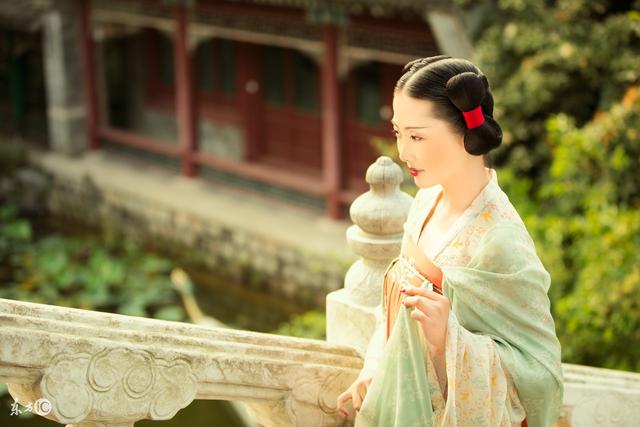 女主是家庭主妇小说 (和陌生男子领证的小说)