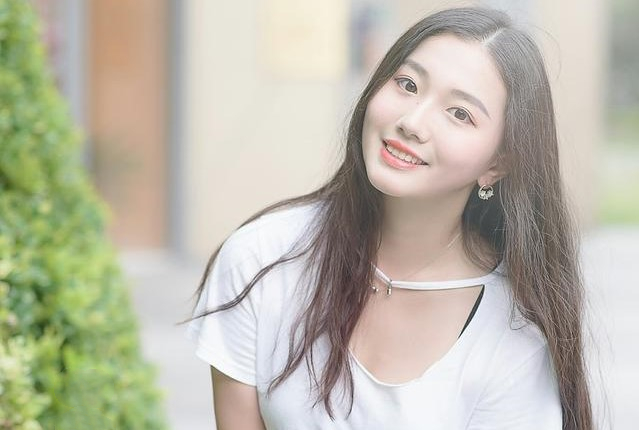 小说：他刚当上村医，人气女主播便来看病，低头说出病因瞬间害羞