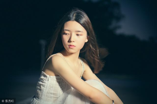 小说：小女孩深夜爬进自己的车，男子瞬间惊了：你是人还是鬼啊