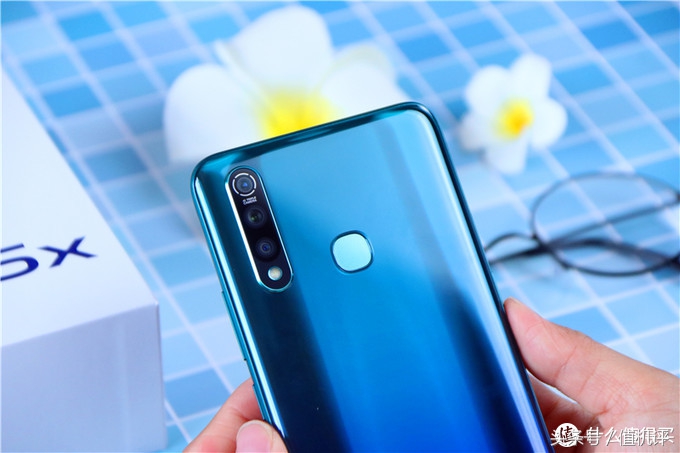 vivoz5x全面详细评测,vivoz5x挖孔屏视频