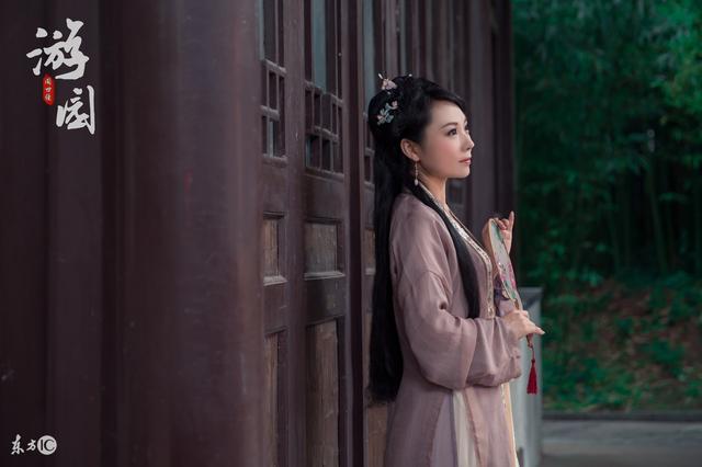 小说：两女林中斗殴，竟是一丘之貉，难怪心心相惜