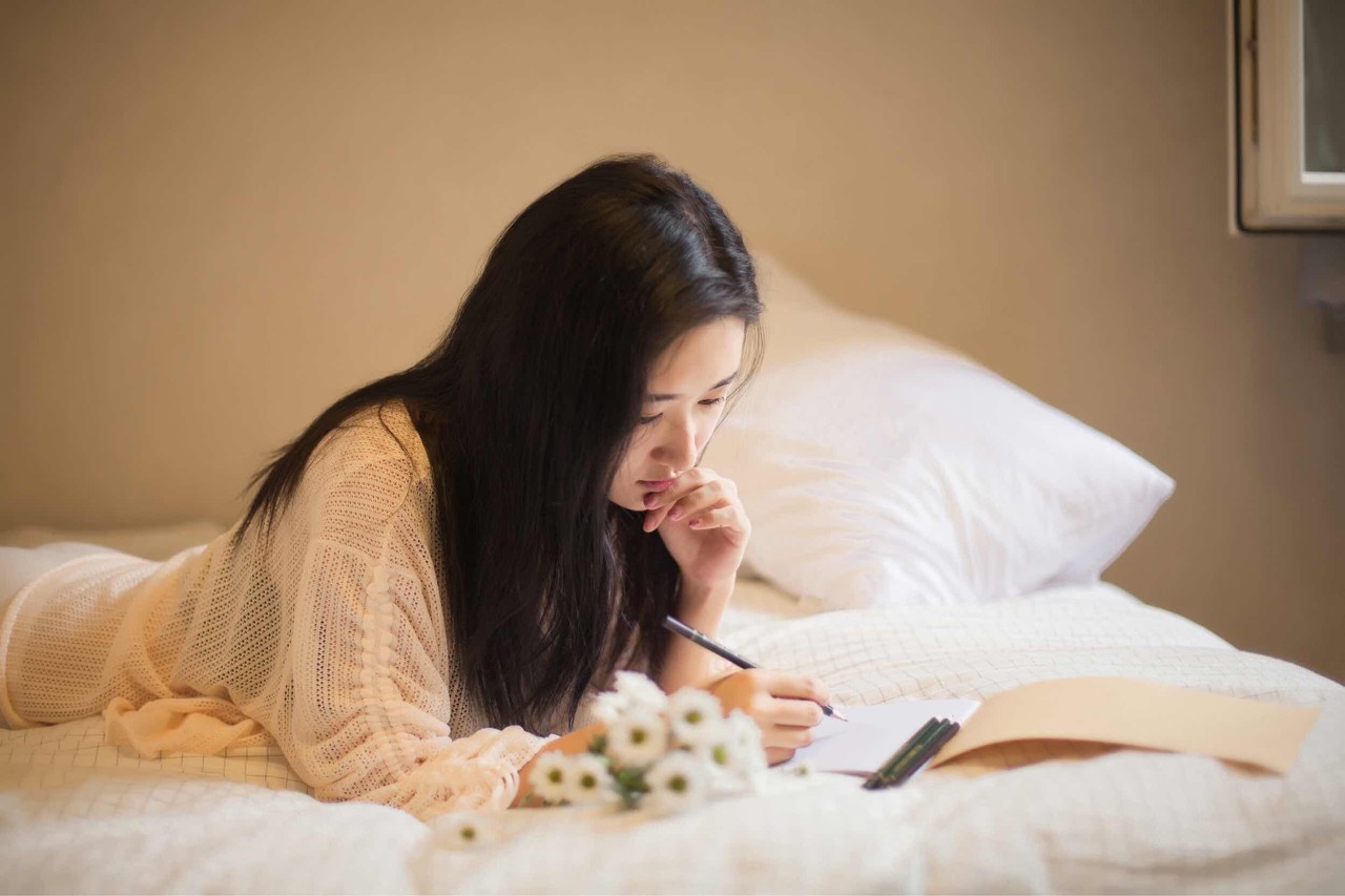 小说：奢侈品员嫌她寒酸挖苦她，不让她试包，谁知她是总裁的女人