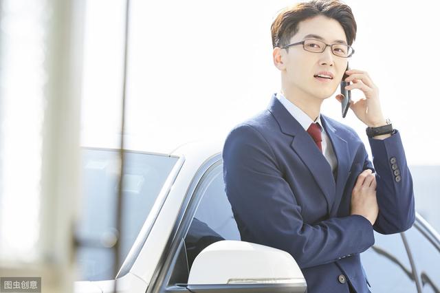 小说：我和女友打工，50岁的老板骗她上床，老板娘把我堵在屋里