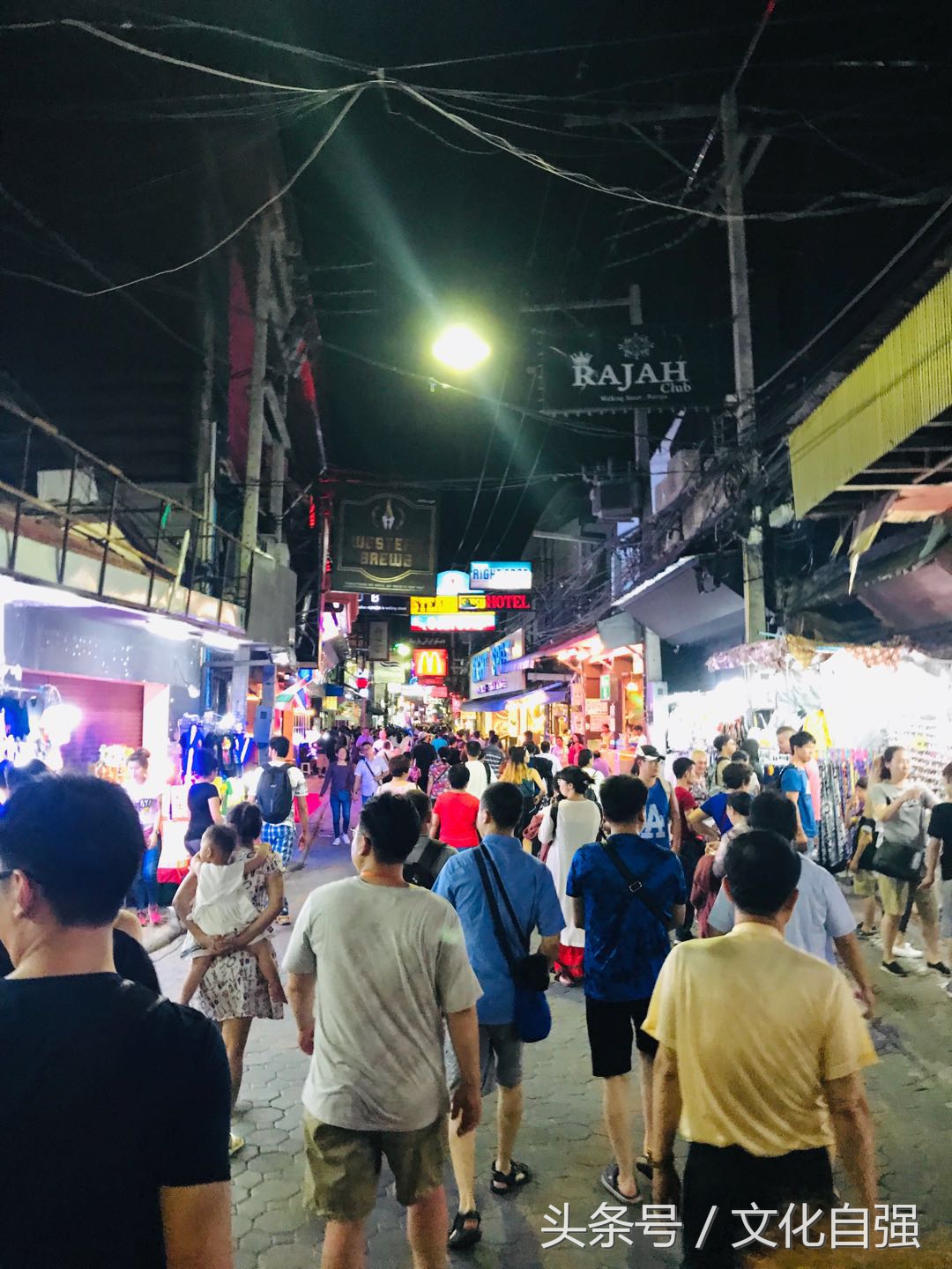 泰国游记二:被中国人扭曲的泰国“人妖”,笑贫不笑娼