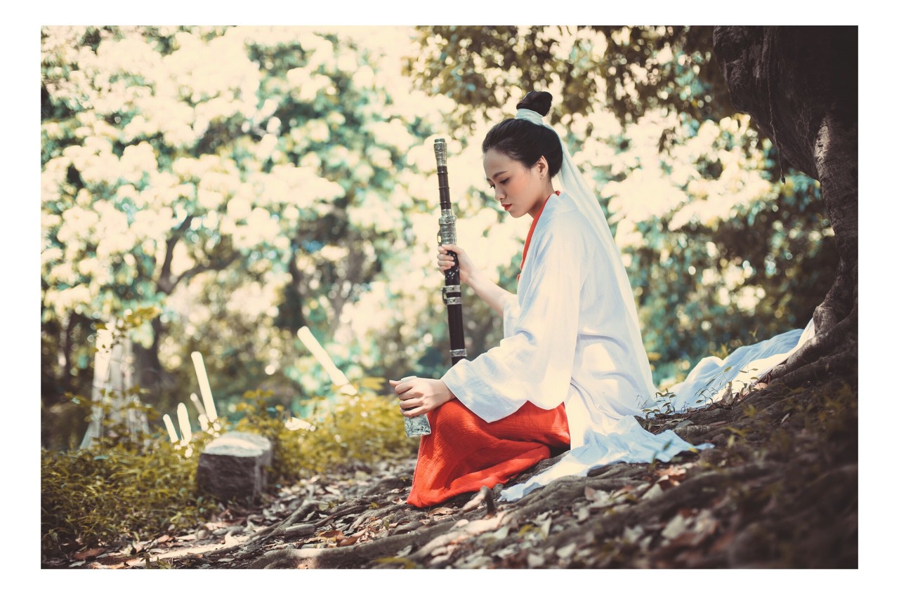 故事：他被敲门声吵醒，打开门一看，发现原来是她站在门口