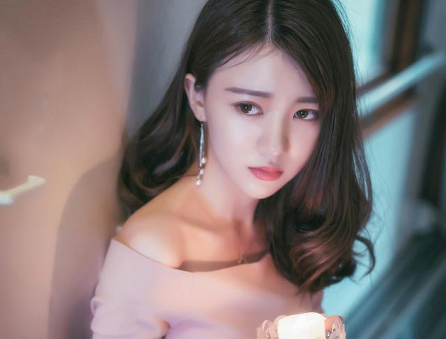 小说：他闲适的坐在沙发上，看两人为了那本结婚证，争得面红耳赤