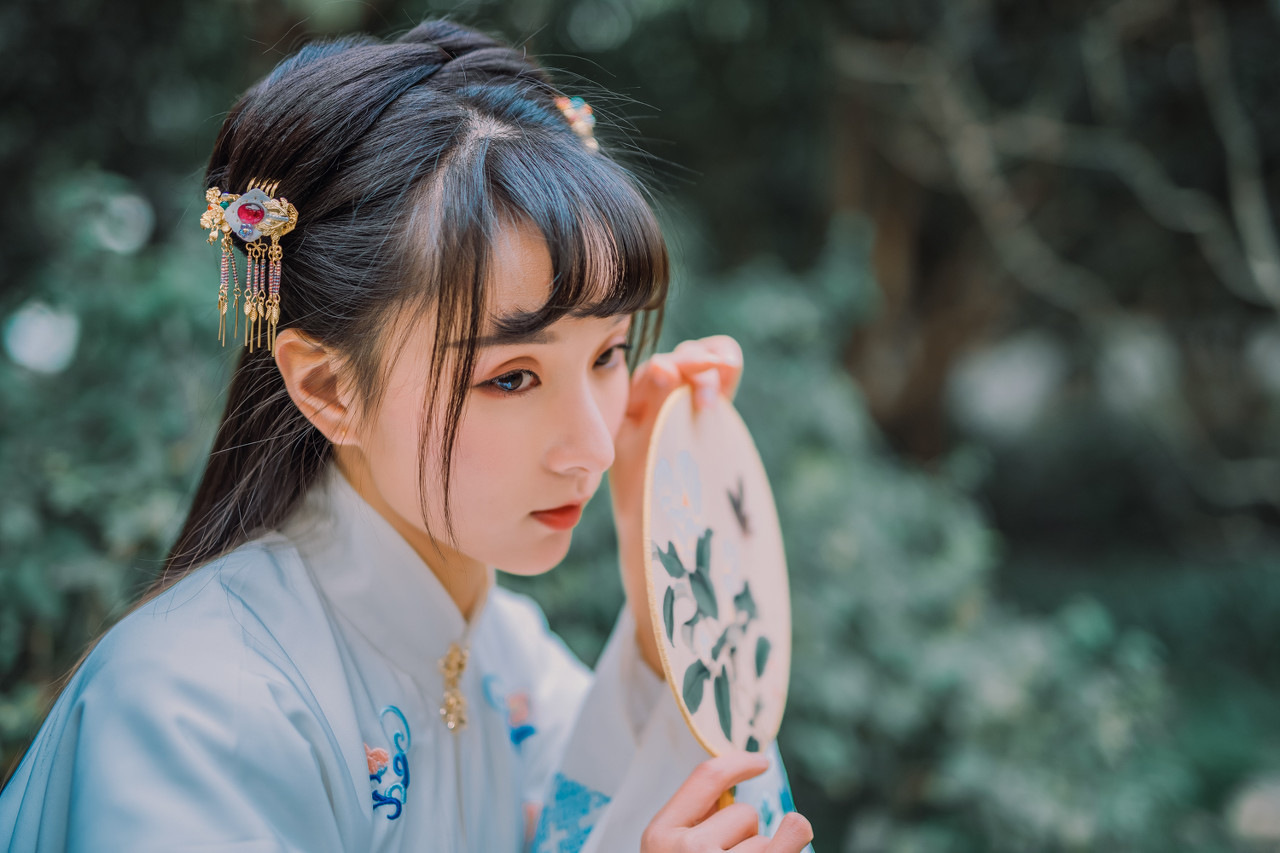 小伙跌落悬崖竟奇迹般生还,小伙意外掉下万丈悬崖不料没死