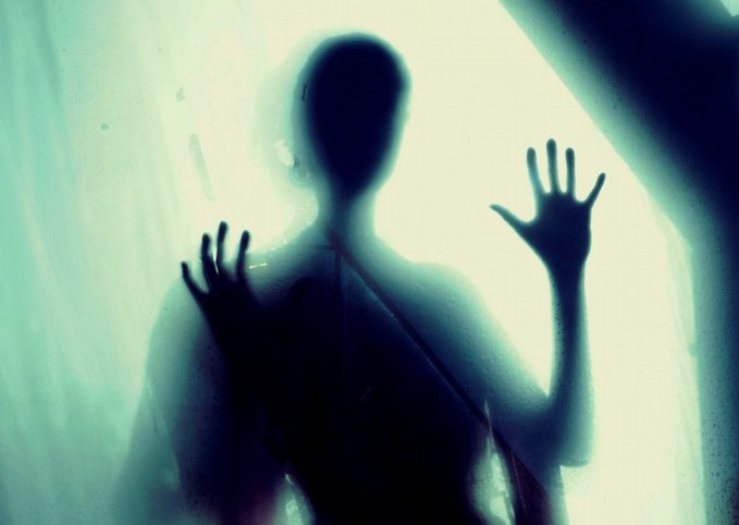 小说:女孩去找闺蜜,却发现她门开着,还没穿衣服昏倒在地上